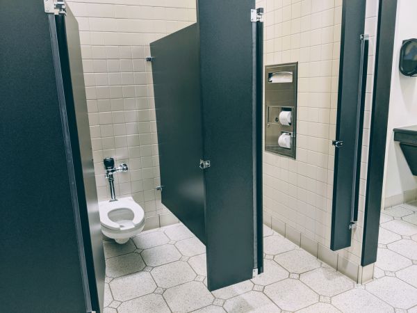 Cost of Commercial Toilet Installation in Valencia